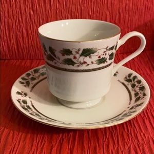 Holly Holiday by Royal Limited , 4 cups / saucers